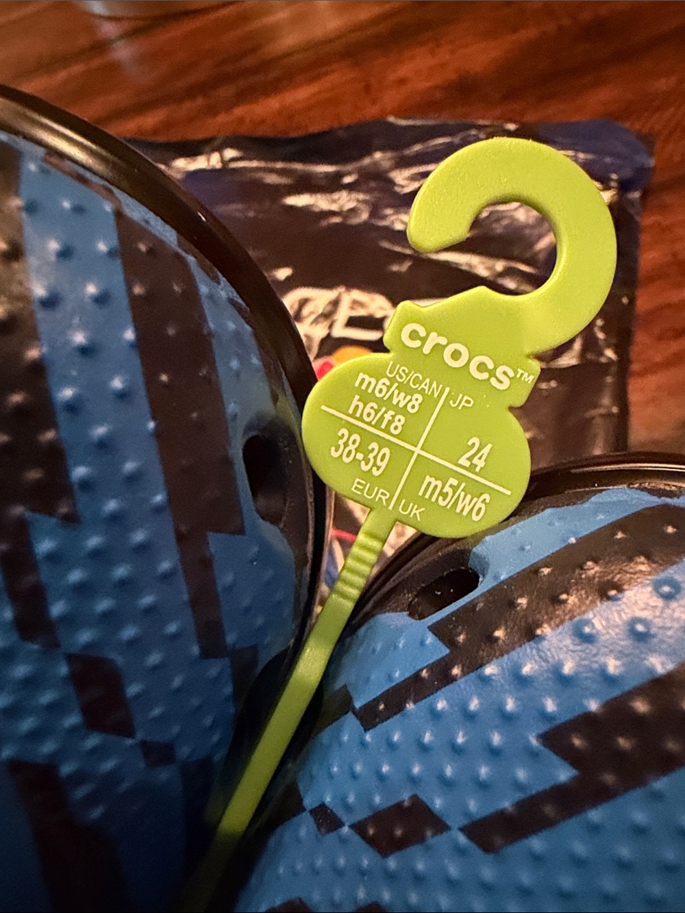 F1 Red Bull Racing Crocs - Picture 2 of 9